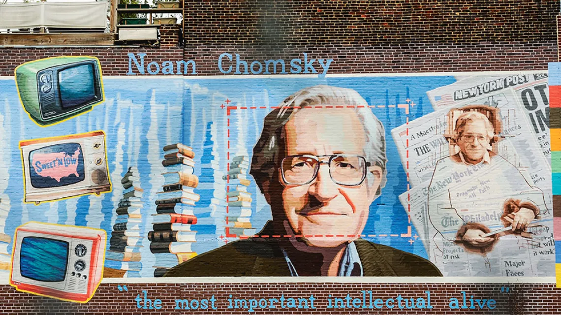 Mural z portretem Noama Chomsky’ego podpisany cytatem z „New York Timesa”: „najważniejszy żyjący intelektualista”. Filadelfia, USA, 2013 r. / FRÉDÉRIC SOLTAN / GETTY IMAGES