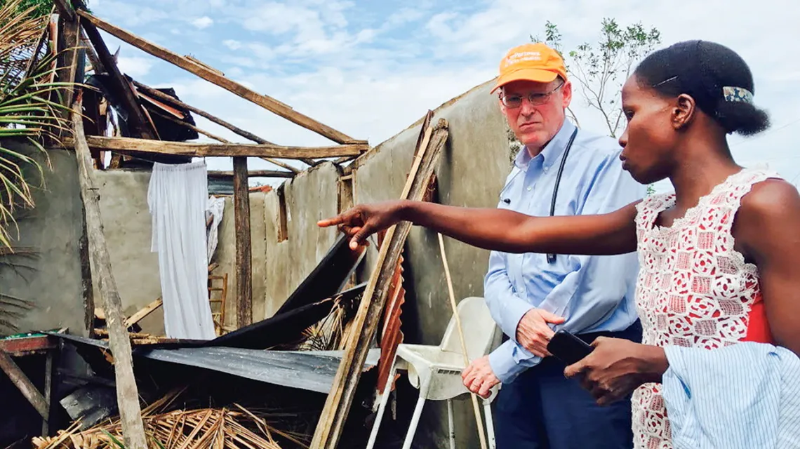 Paul Farmer, współzałożyciel Partners in Health odwiedził Haiti, gdzie jego grupa pracowała nad poprawą opieki zdrowotnej w następstwie huraganu Matthew. Haiti, Les Cayes, 2016 r. / LIZ CAMPA / MATERIAŁY PRASOWE PARTNERS IN HEALTH