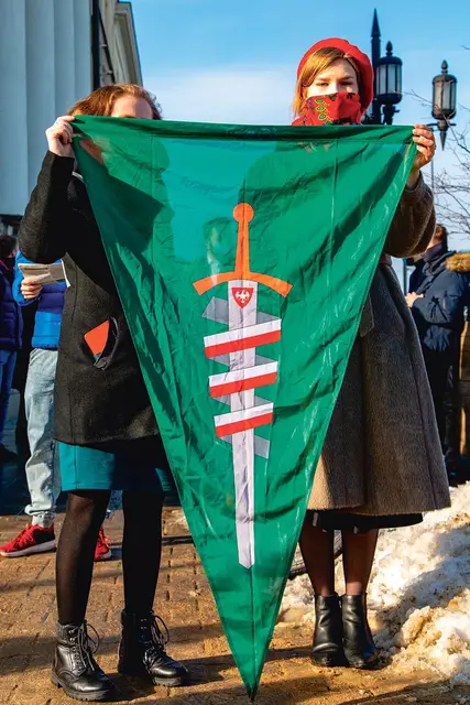 Młodzież Wszechpolska przed warszawskim ratuszem protestuje przeciwko propozycji zmiany nazwy ronda Dmowskiego na rondo Praw Kobiet, luty 2021 r. / KATARZYNA PIERZCHAŁA / EAST NEWS