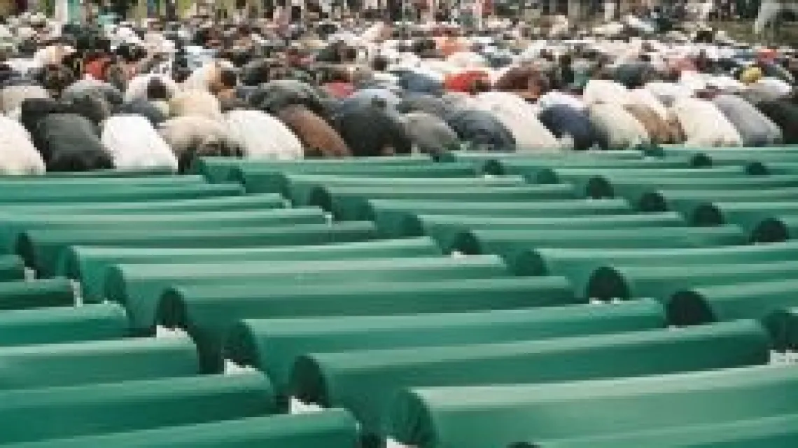 Modlitwa za zmarłych w Srebrenicy / 