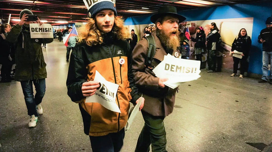 Protestujący na praskim dworcu kolejowym z ulotkami z napisem „Dymisja!”, 10 grudnia 2019 r. / ULA IDZIKOWSKA