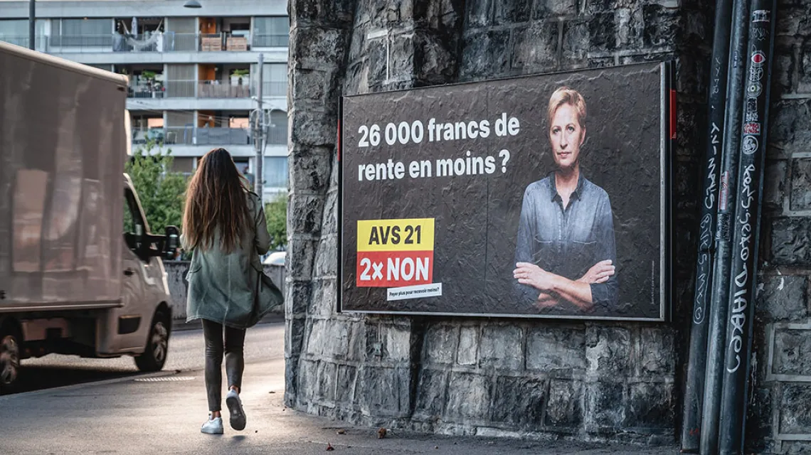 Referendalny plakat przeciwników reformy emerytalnej. Lozanna, Szwajcaria, 28 sierpnia 2022 r. / FABRICE COFFRINI / AFP / EAST NEWS