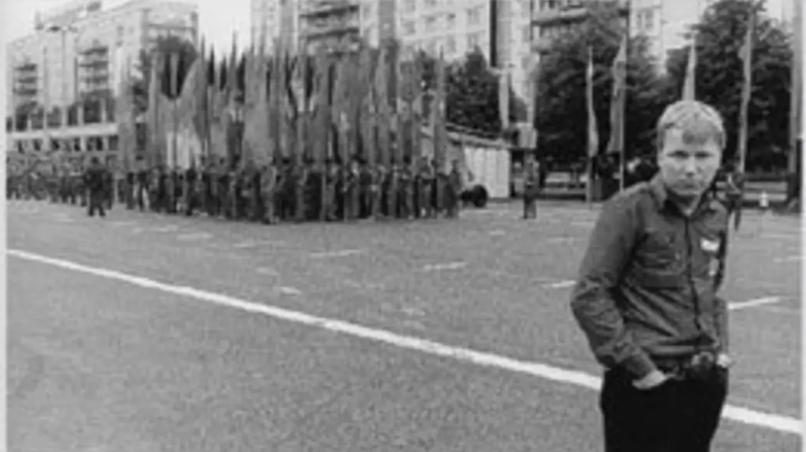 1 maja 1986, Karl-Marx-Allee w Berlinie, w tle oddziały "Grup Bojowych Klasy RObotniczej". Fot. Harald Hauswald / 