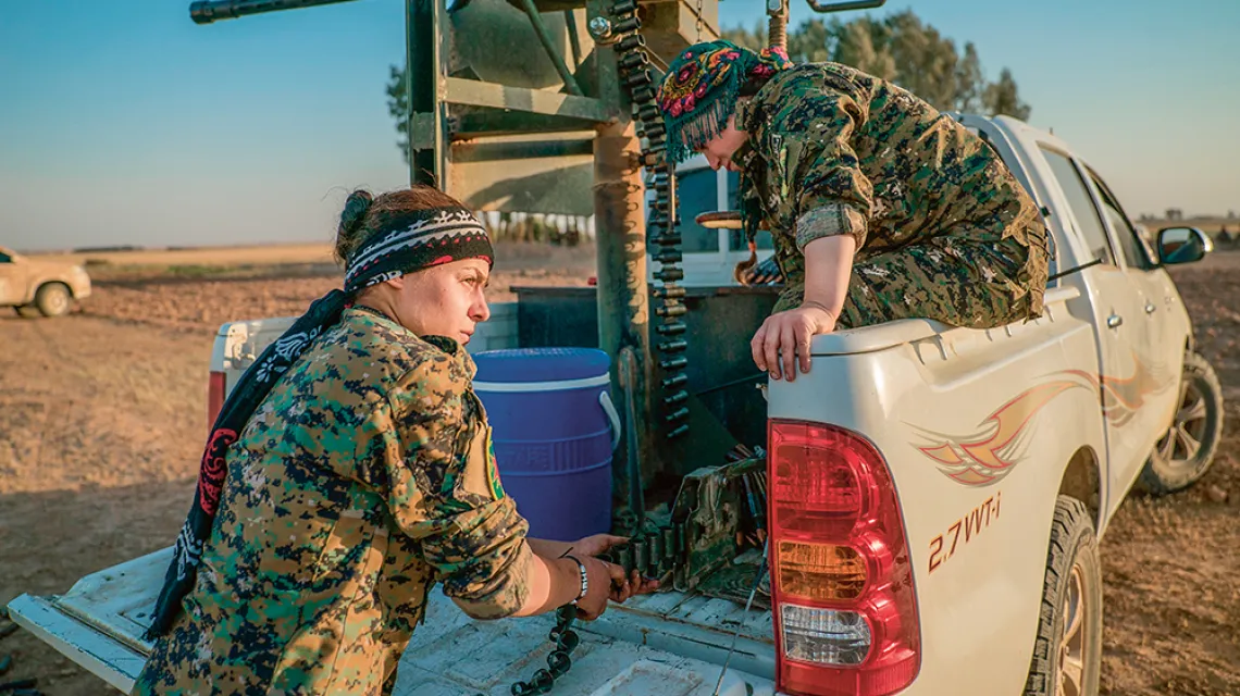 Kurdyjskie żołnierki z obsługi ciężkiego karabinu maszynowego, czerwiec 2018 r. / PAWEŁ PIENIĄŻEK