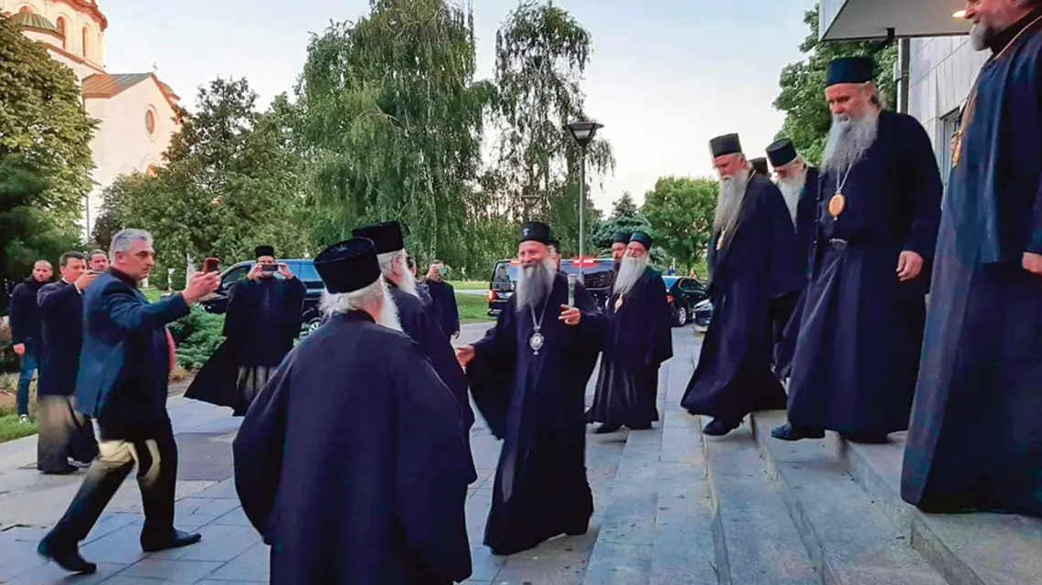 Patriarcha serbski Porfiriusz (z otwartymi ramionami) wita się z macedońskim arcybiskupem Stefanem. Belgrad, 18 maja 2022 r. / MPC / MATERIAŁY PRASOWE