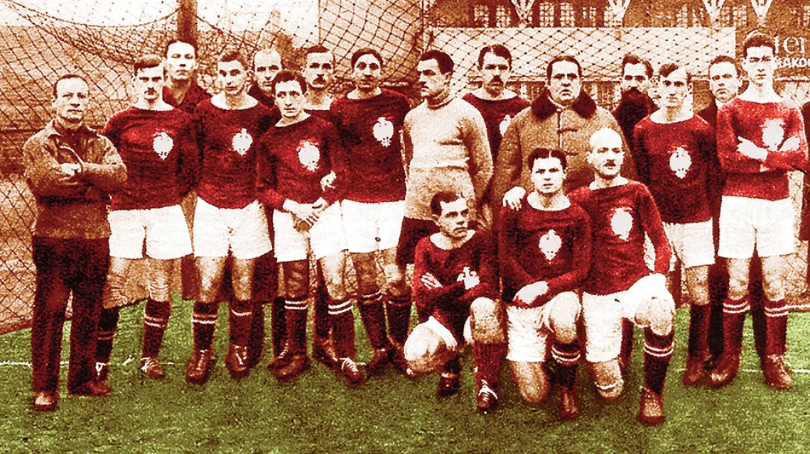 Kolorowane zdjęcie ekipy polskiej reprezentacji przed meczem z Węgrami (18 grudnia 1921 r.).  / ARCHIWUM WYDAWNICTWA GIA