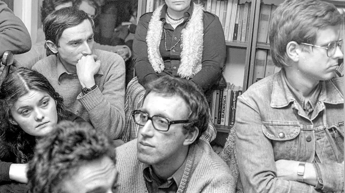 Spotkanie członków i współpracowników KOR w mieszkaniu Jacka Kuronia. Od lewej: Urszula Doroszewska, Piotr Naimski, Ewa Milewicz, Jan Ajzner oraz Zbigniew Sarata. Warszawa, styczeń 1980 r. / TOMASZ MICHALAK / FOTONOVA
