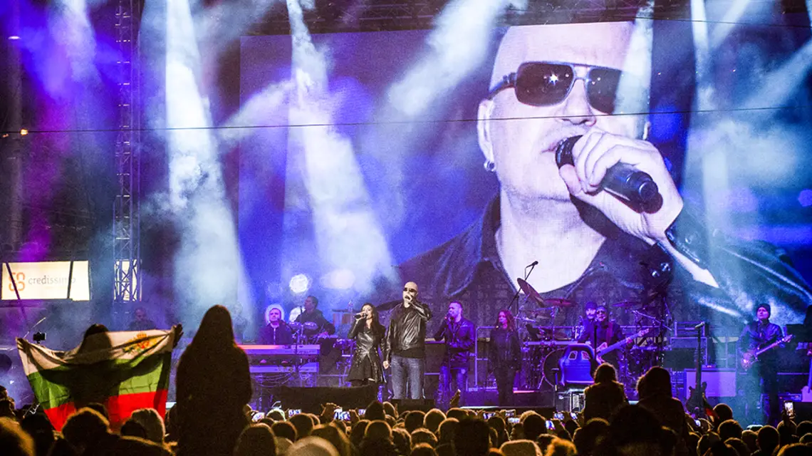 Koncert Sławiego Trifonowa w Sofii, poprzedzający jego kampanię wyborczą, październik 2016 r. Dziś Trifonow jest liderem drugiej największej partii w bułgarskim parlamencie. / NIKOLAY DOYCHINOV / AFP / EAST NEWS