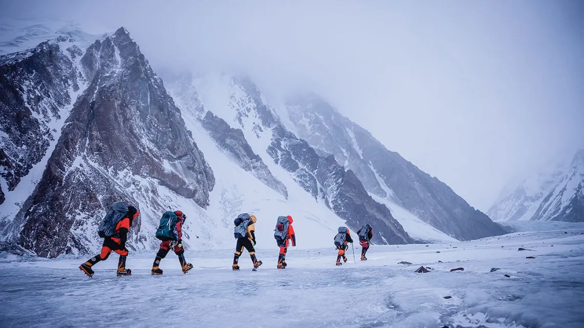 Szerpowie z połączonych sił trzech nepalskich wypraw na lodowcu Baltoro pod K2, styczeń 2021 r. /  / Simone Casetta / Anzenberger / Forum