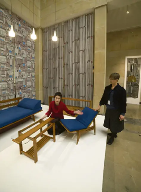 Kuratorki Anna Frąckiewicz i Anna Demska aranżują wnętrze z epoki na wystawie "Chcemy być nowocześni. Polski design 1955-1968 z kolekcji Muzeum Narodowego w Warszawie". 2 lutego 2011 r. / fot. Łukasz Kuczborski / 
