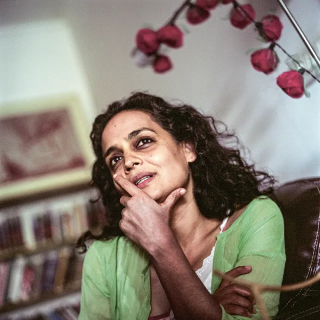Arundhati Roy w swoim domu w New Delhi, Indie, 2007 r. / STUART FREEDMAN / CORBIS / GETTY IMAGE