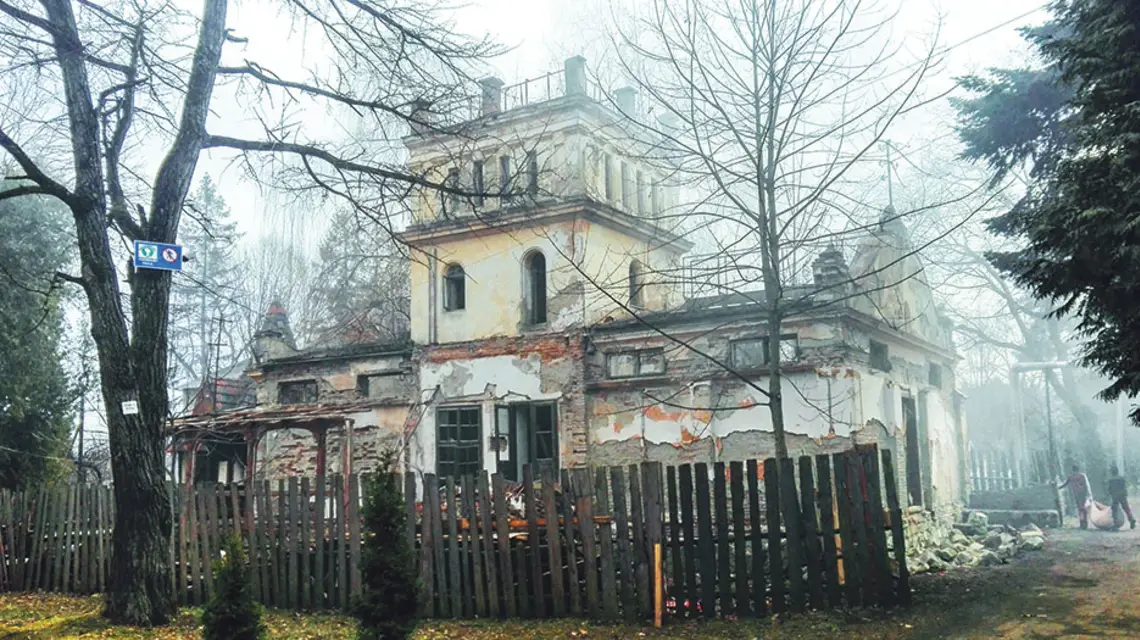 Część zabytkowych budynków na terenie dawnej lecznicy Apolinarego Tarnawskiego jest dziś w dramatycznym stanie. Kosów, wiosna 2017 r. / Tomasz Lachowski