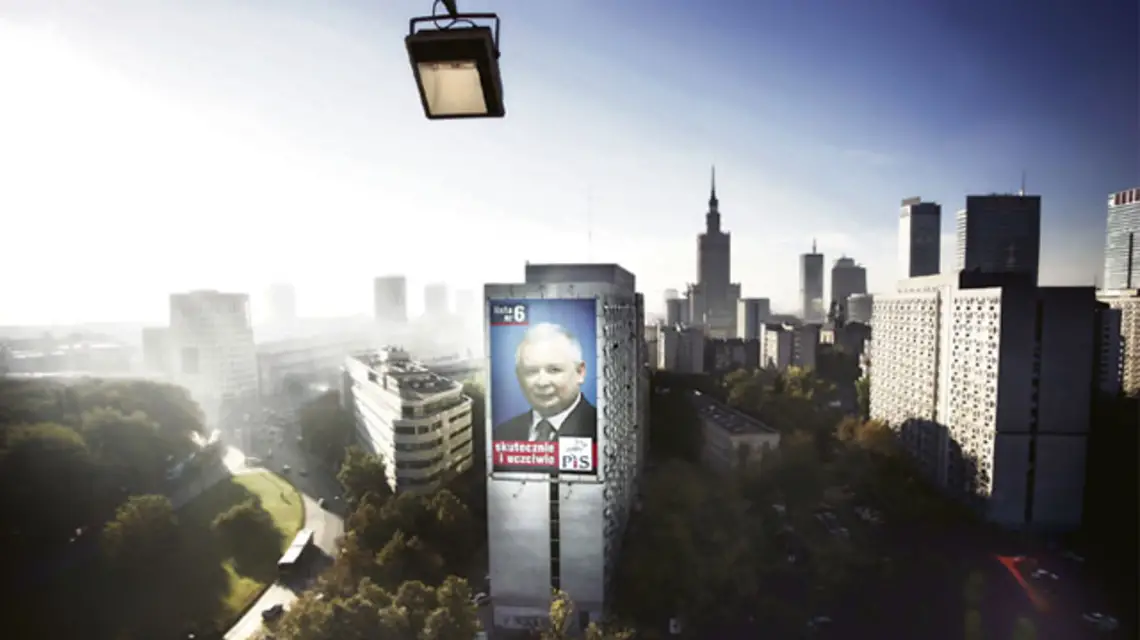 Billboard PIS-u z Jarosławem Kaczyńskim na blokach osiedla Za Żelazną Bramą. Warszawa, październik 2007 r. / fot. Adam Lach / Napo Images dla Newsweek Polska / 