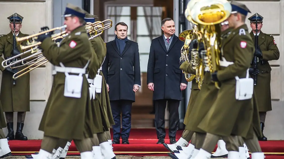 Prezydenci Emmanuel Macron i Andrzej Duda na dziedzińcu Pałacu Prezydenckiego. Warszawa, 3 lutego 2020 r. / ADAM CHEŁSTOWSKI / FORUM