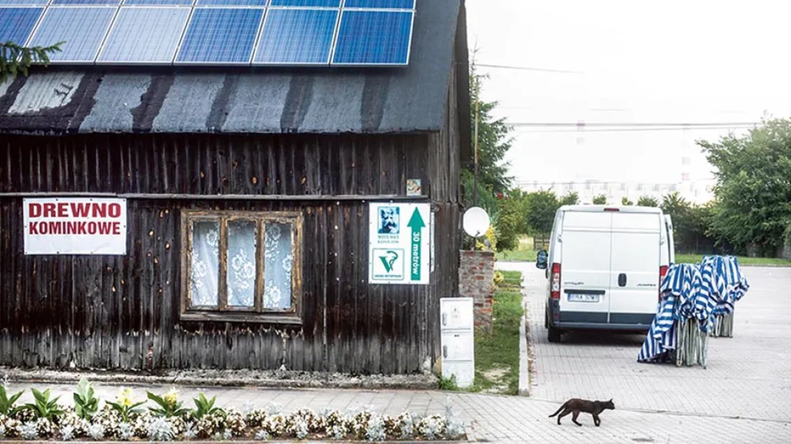 Baterie słoneczne, dofinansowane przez gminę Kleszczów w okolicy Kopalni Węgla Brunatnego Bełchatów, są tam niemalże na każdym dachu. Lipiec 2016 r. / PIOTR KAMIONKA / REPORTER