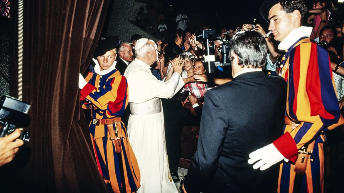 Gwardia Szwajcarska ochrania Jana Pawła II. Watykan, 1988 r. / DENIZE ALAIN / SYGMA / GETTY IMAGES