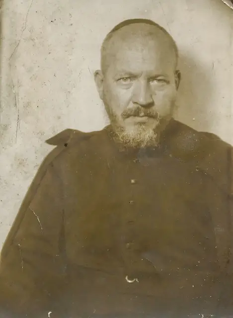 Fotografia o. Efrema Klawittera odnaleziona na strychu plebanii przez ks. Zbigniewa Grzegorzewskiego, obecnego proboszcza parafii farnej w Kcyni. Rok nieznany. / DŹWIĘKOWE ARCHIWUM KCYNI / MATERIAŁ PRASOWY