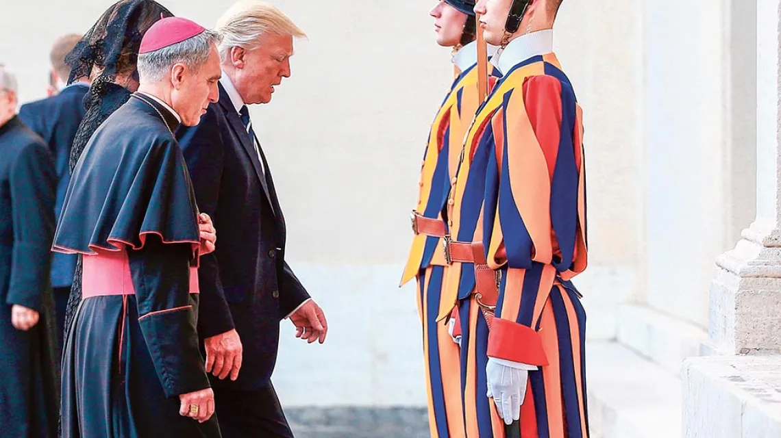 Abp Georg Gänswein towarzyszy Donaldowi Trumpowi i jego małżonce Melanii w drodze na spotkanie z papieżem Franciszkiem, Watykan, 24 maja 2017 r. / REUTERS / FORUM