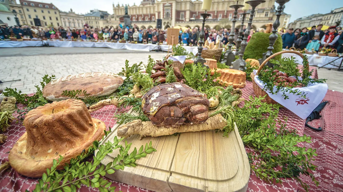 Święcenie pokarmów na krakowskim Rynku, 15 kwietnia 2017 r. / ARTUR WIDAK / NURPHOTO / GETTY IMAGES