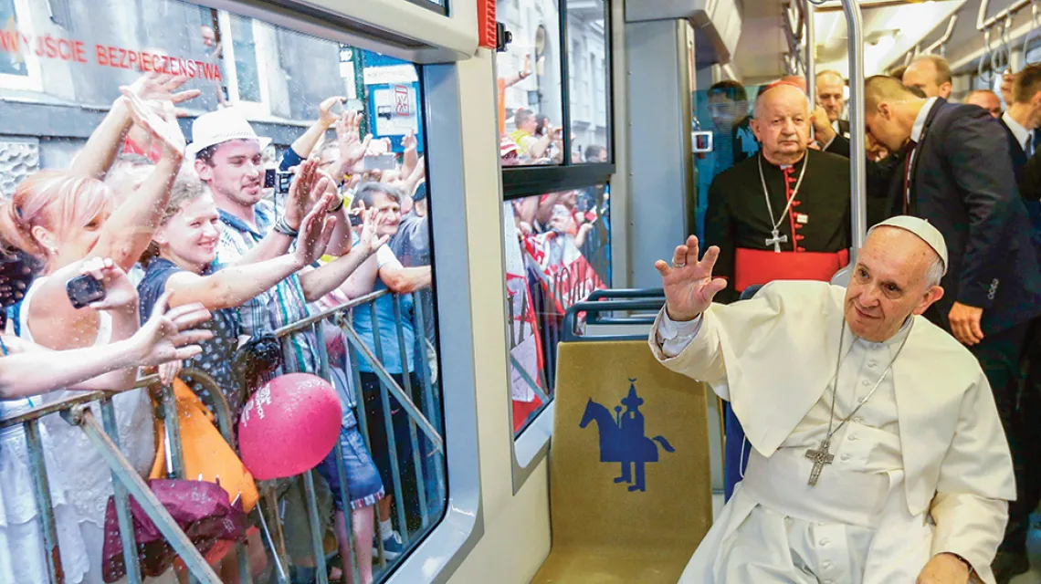 Papież Franciszek w krakowskim tramwaju, Światowe Dni Młodzieży, lipiec 2016 r.  / STEFANO RELLANDINI / AFP / EAST NEWS