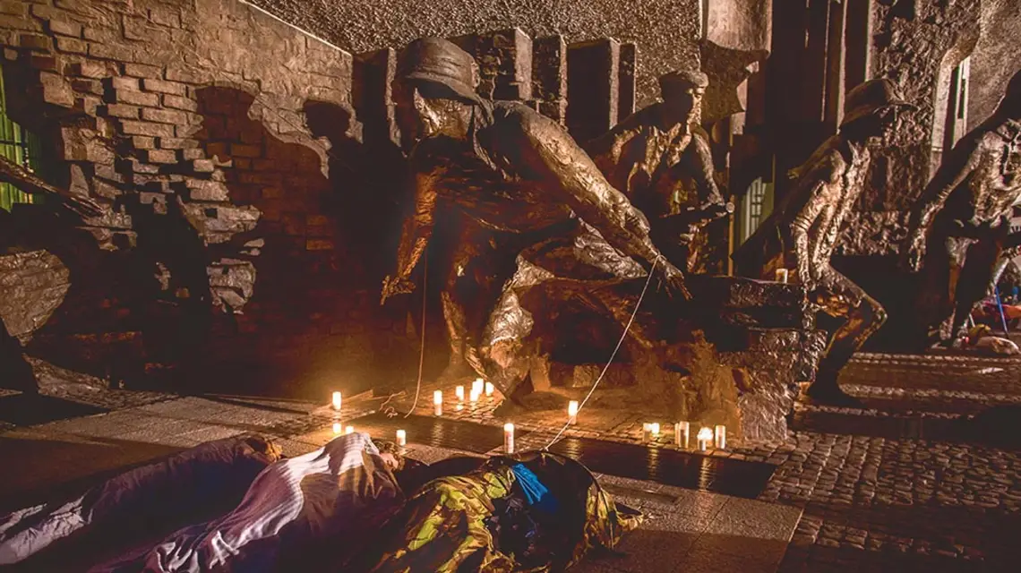 Nocny protest pod Sądem Najwyższym, w tle Pomnik Powstania Warszawskiego. Warszawa, 4 lipca 2018 r. / JĘDRZEJ NOWICKI / AGENCJA GAZETA