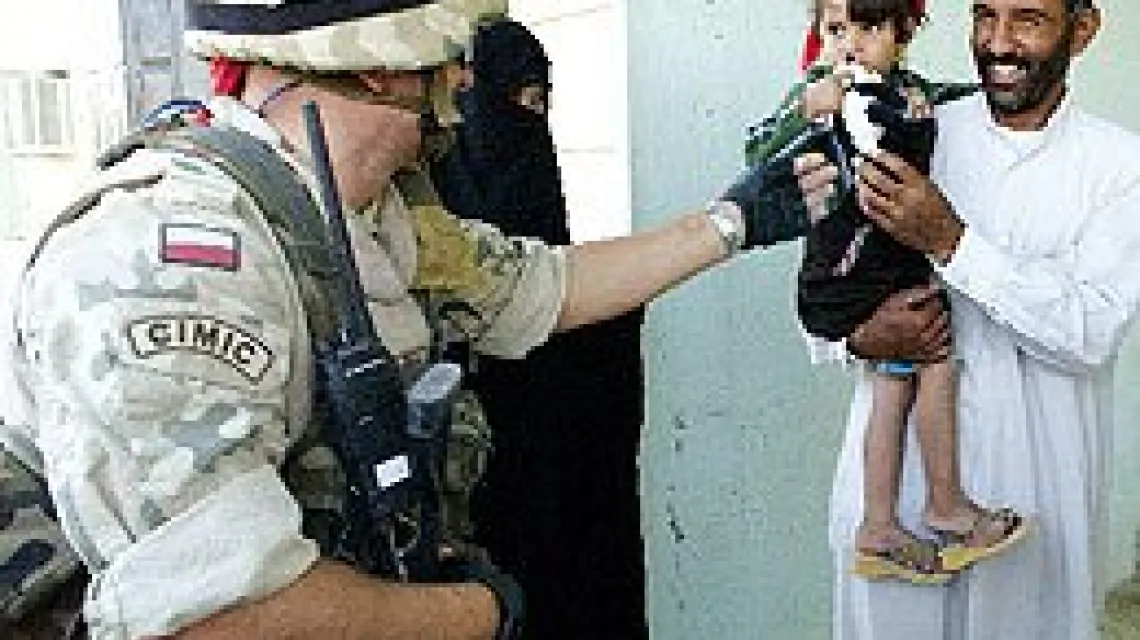 Podpułkownik Andrzej Kujawa, dowódca działającej przy polskim kontyngencie w Iraku tzw. grupy CIMIC (Civilian Military Cooperation), w szpitalu w miejscowości Ghammas; 27 września 2006 r. / 