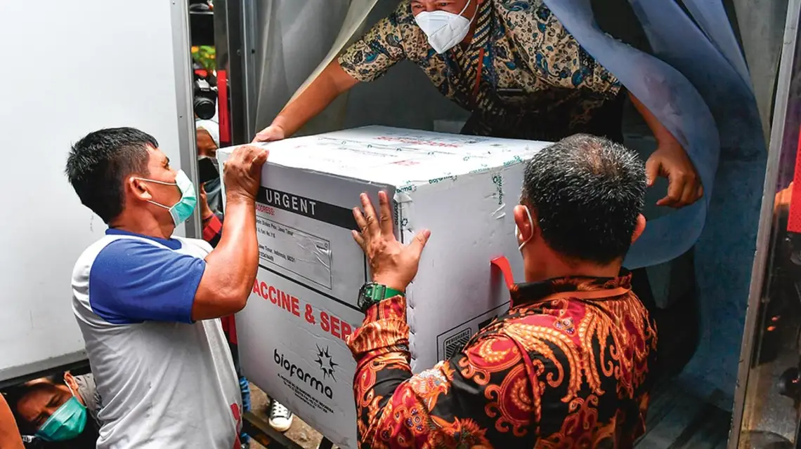 Załadunek chińskich szczepionek przed ich dystrybucją. Indonezja, 13 stycznia 2021 r. / / ROBERTUS PUDYANTO / GETTY IMAGES