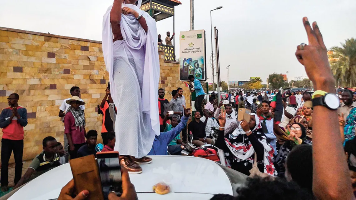 Alaa Salah na demonstracji przed dowództwem garnizonu w Chartumie, Sudan, kwiecień 2019 r. / AFP / EAST NEWS