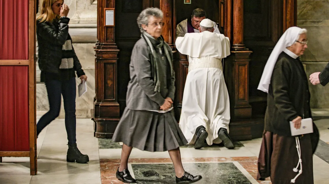 Spowiedź papieża Franciszka w czasie nabożeństwa pokutnego, 4 marca 2016 r. /  / Fot. MAX ROSSI / AFP / EAST NEWS