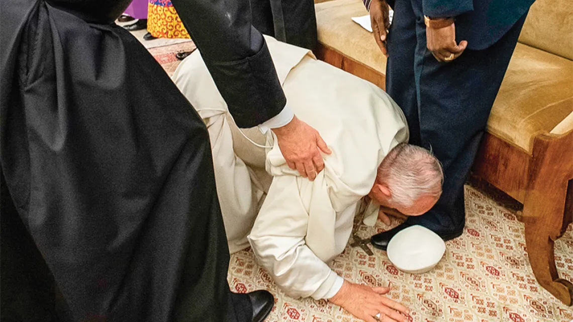Papież Franciszek podczas rekolekcji dla przywódców Sudanu Południowego ucałował ich stopy. Watykan, 11 kwietnia 2019 r. / POLARIS IMAGES / EAST NEWS