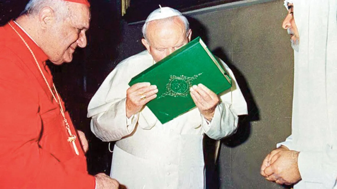 Jan Paweł II całuje Koran, Watykan, 22 maja 1999 r. / EAST NEWS