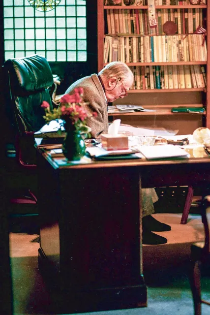 Jerzy Giedroyc w gabinecie w Maisons-Laffitte, październik 1998 r. / PIOTR WÓJCIK / AGENCJA GAZETA