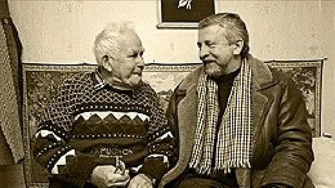 Milinkiewicz (po prawej) w rozmowie z byłym komunistą z Homla, o którym mowa w wywiadzie (fot. za by.milinkevich.org) / 