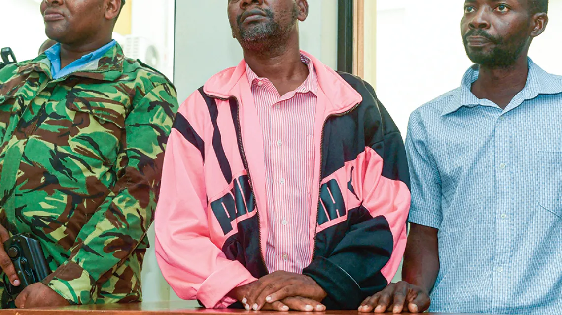 Samozwańczy pastor Paul Nthenge Mackenzie (w środku) na sali sądowej w Malindi, Kenia, 2 maja 2023 r.  / SIMON MAINA / AFP / EAST NEWS