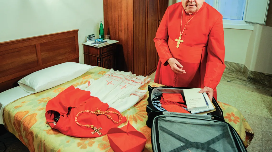 Kardynał Jean-Pierre Ricard w sypialni Seminarium Francuskiego w Rzymie. 1 marca 2013 r.  / fot. VANDEVILLE ERIC / ABACA / FORUM  / 