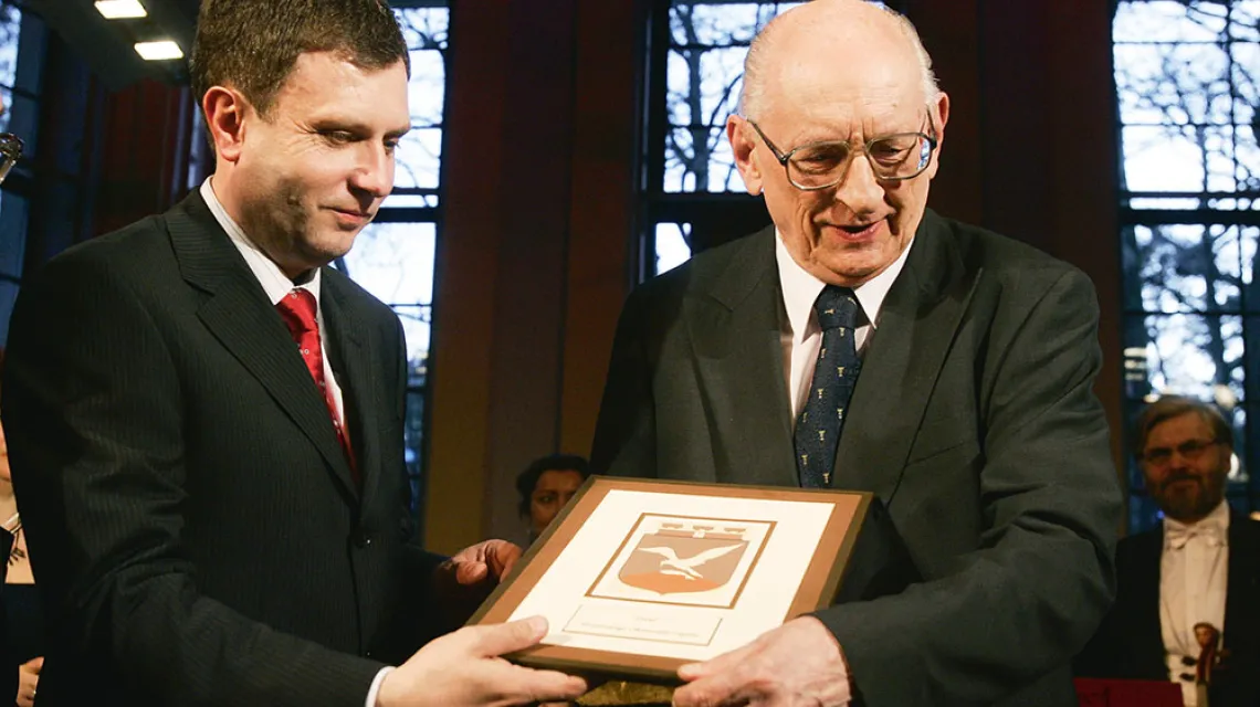 W roku 2007 Władysław Bartoszewski otrzymał honorowe obywatelstwo Sopotu z rąk prezydenta Jacka Karnowskiego. Laudację wygłosił wówczas Aleksander Hall. / WOJTEK JAKUBOWSKI / KFP