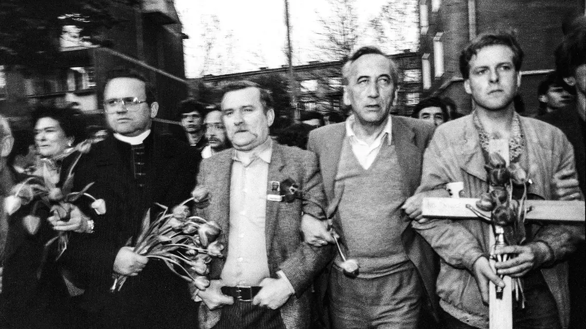 Zakończenie strajku w stoczni im. Lenina w Gdańsku, zdjęcie ikoniczne. Od lewej: ks. Henryk Jankowski, Lech Wałęsa, Tadeusz Mazowiecki. 12 maja 1988 r. / / Fot. Anna Beata Bohdziewicz / REPORTER 
