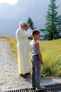 Benedykt XVI i dziesięcioletni Mattia na wycieczce w okolicach Les Combes / 
