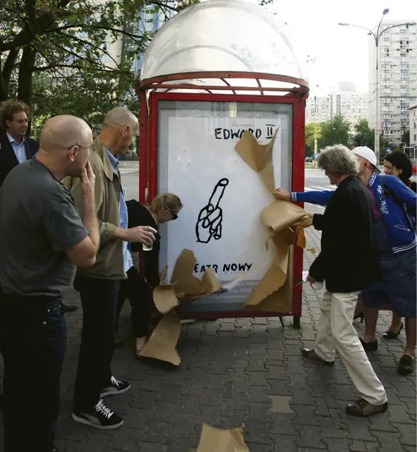Akcja ,,Byłeś królewskim, a nie nadwornym projektantem. H. Tomaszewskiemu 2010”. Uczniowie i wyznawcy Henryka Tomaszewskiego odsłaniają plakat „Edward II”. Warszawa, 21 lipca 2010 r. / fot. Inka Rosocha / 