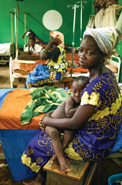 Malaria jest najgroźniejsza dla dzieci.  Szpital w Kintampo w Ghanie, wrzesień 2007 r. / SHAUL SCHWARZ / GETTY IMAGES