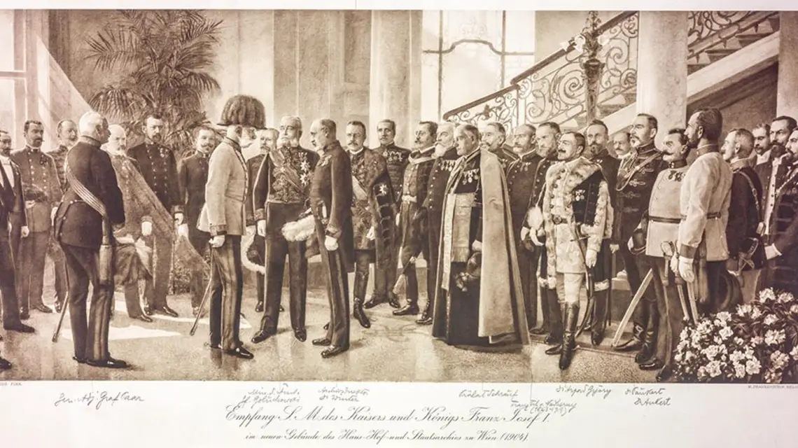 Franciszek Józef I w otoczeniu wiedeńskiej elity z początku XX w.; z prawej strony cesarza Agenor Gołuchowski, minister spraw zagranicznych Austro-Węgier i jeden z najważniejszych „austriackich Polaków”. / APA / PAP