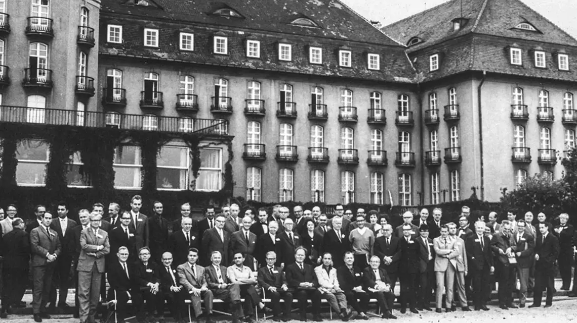 Uczestnicy konferencji Pugwash przed sopockim Grand Hotelem, 1966 r. / ARCHIWUM PRYWATNE