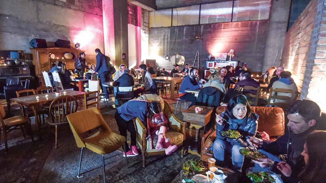 Ta restauracja, prowadzona przez mieszkańców paryskiego squatu, serwuje dania z żywności przekazanej przez supermarkety. Marzec 2016 r. / DOMINIQUE FAGET / AFP / EAST NEWS