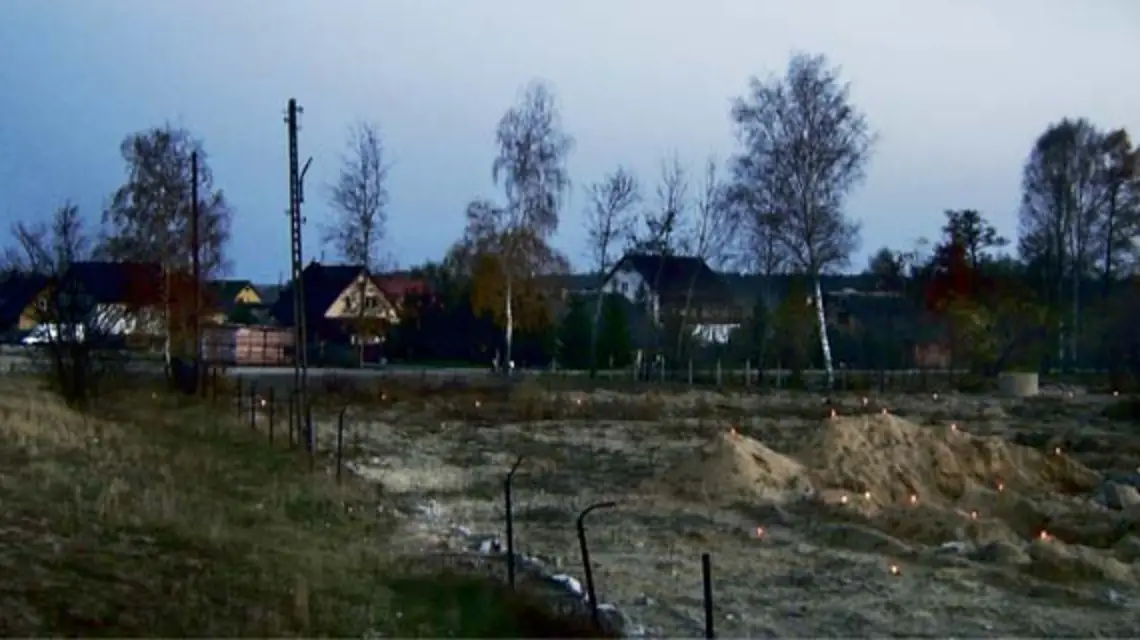 Cmentarz żydowski w Biłgoraju, mieszkańcy zapalili znicze, 2 listopada 2008 r. /fot. Adrian Łobacz / 