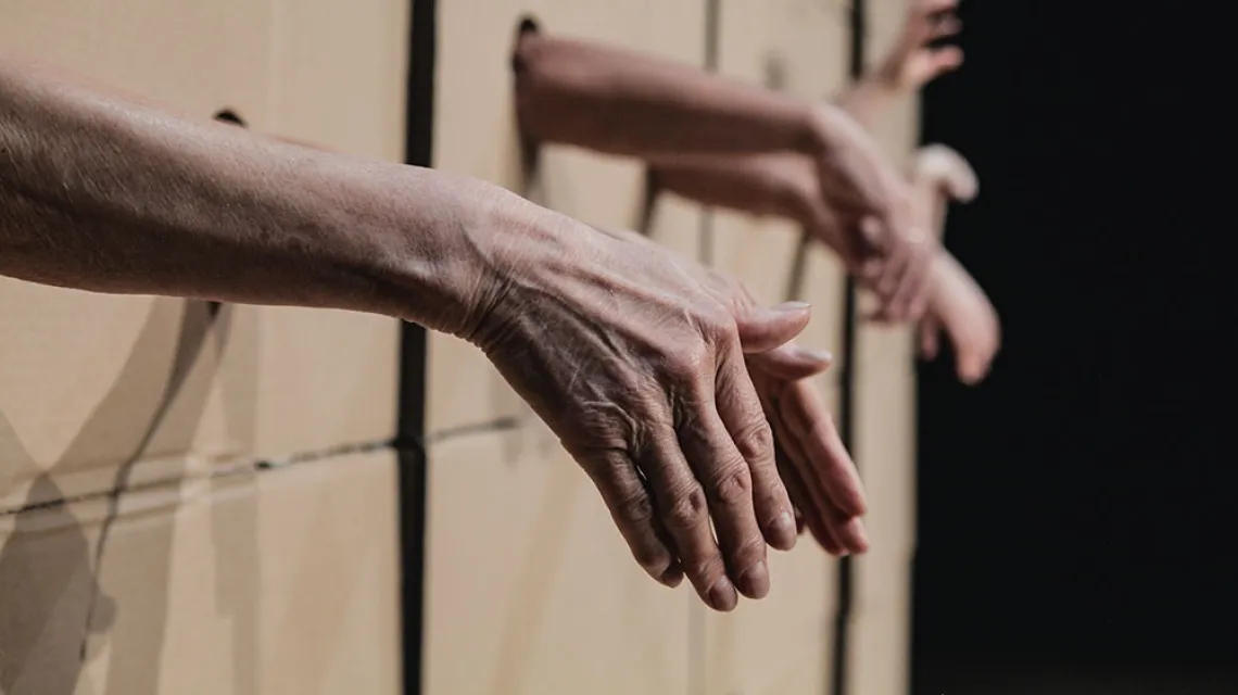 „Jeden gest” w reżyserii Wojciecha Ziemilskiego i Wojciecha Pustoły, którego głównym bohaterem jest sam język migowy.  Premiera odbyła się w warszawskim Nowym Teatrze 24 września 2016 r. / KOBAS LAKSA / NOWY TEATR