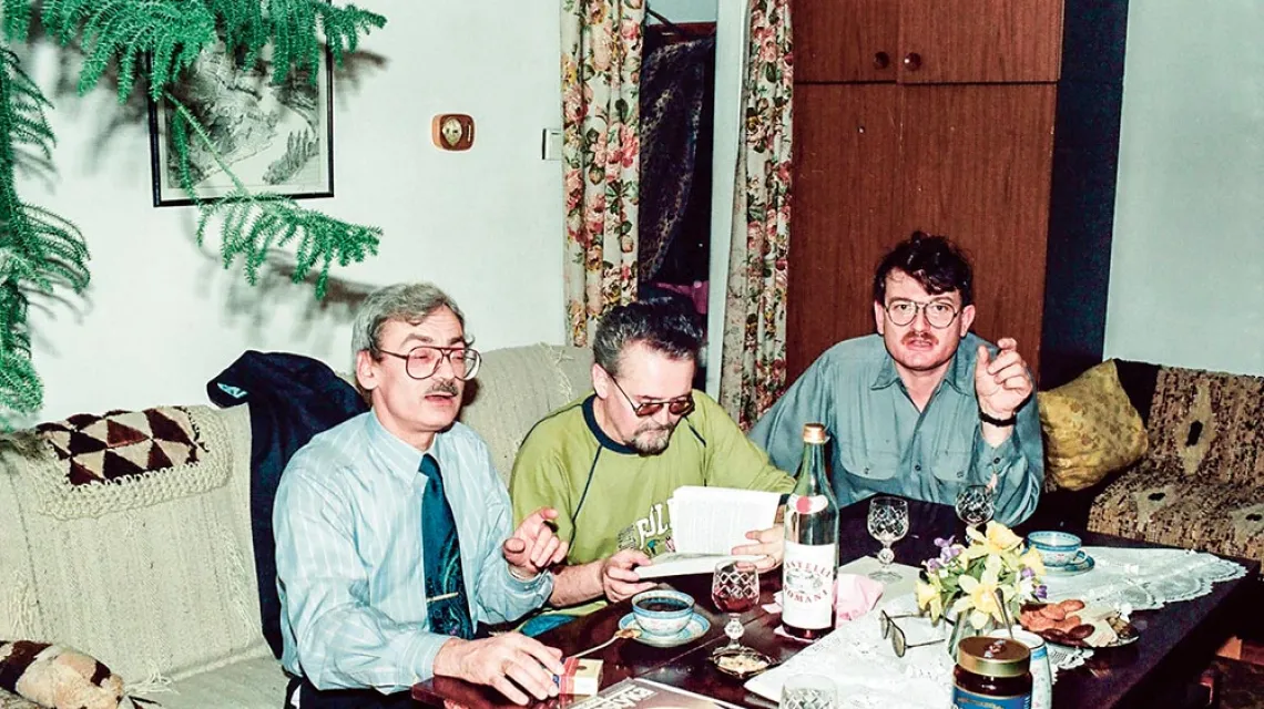 Od lewej: A. Sapkowski, B. Polch i M. Parowski podczas pracy nad adaptacją komiksową przygód Wiedźmina. Pierwsza połowa lat 90. / ARCHIWUM PRYWATNE MACIEJA PAROWSKIEGO