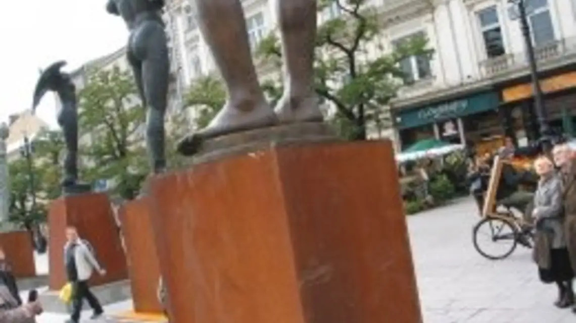 Rzeźby Igora Mitoraja na Rynku Głównym, październik 2003 / 