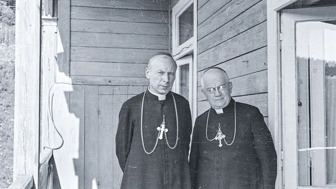 Prymas Stefan Wyszyński i bp Zygmunt Choromański, któremu pracownik Sejmu Tadeusz Zgliński przez pięć lat przekazywał poufne materiały. Zdjęcie wykonano na werandzie domu nazaretanek w Komańczy, gdzie prymas był internowany, 3 sierpnia 1956 r. / NARODOWE ARCHIWUM CYFROWE
