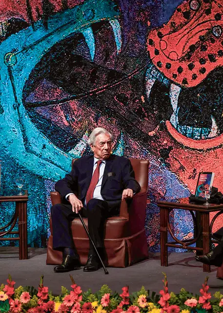 Mario Vargas Llosa podczas prezentacji książki „Tiempos recios” („Burzliwe czasy”), Teatr Narodowy Gwatemali, Gwatemala, 3 grudnia 2019 r. / ESTEBAN BIBA / EFE / FORUM