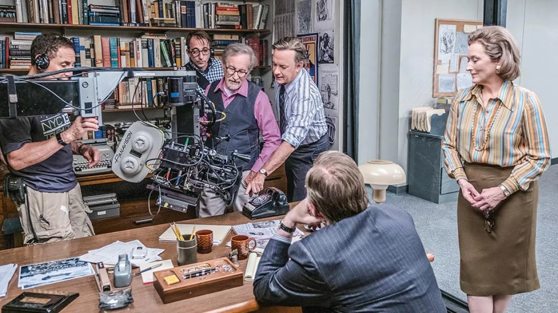 Meryl Streep, Tom Hanks i Steven Spielberg na planie filmu „Czwarta władza” („The Post”), 2017 r. / NIKO TAVERNISE / MONOLITH FILMS